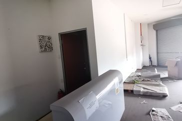 3 Storey Shop for Sale 