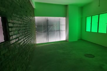 3 Storey Shop for Sale 