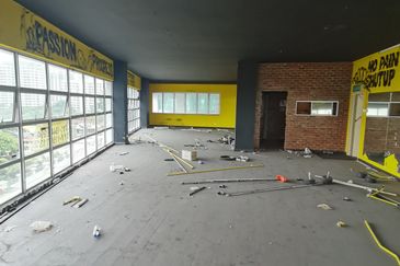 3 Storey Shop for Sale 