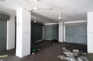 3 Storey Shop for Sale 