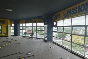 3 Storey Shop for Sale 