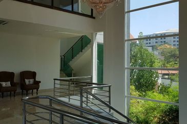 Kenny Hills 2 1/2 - Storey Luxury Bungalow for Sale 