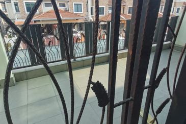 Bandar Utama 2.5 Storey Linked House for Sale