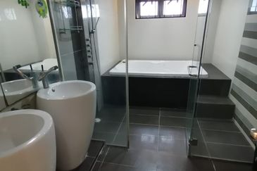 Bandar Utama 2.5 Storey Linked House for Sale