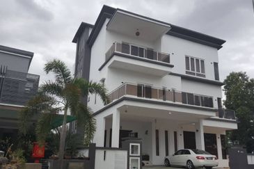 Emerald East 3.5 Storey Bungalow for Sale (with Private Lift)