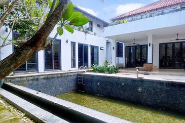 Strategic location 10 minutes from KL. High potential for commercial.