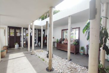 Strategic location 10 minutes from KL. High potential for commercial.