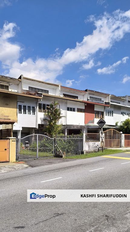 Corner Lot House. Quiet Area. Easy Parking. Fast Commute to KL, Selangor, Ampang
