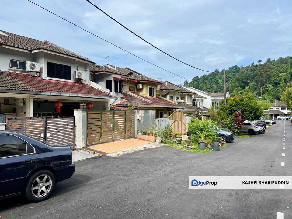 Cul-de-sac Area: Extended 2-Storey Terrace with Extra Parking, Selangor, Ampang