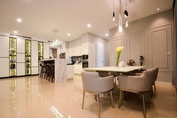 Freehold Semi-D 1189sqft | Free Partially Furnished | Walk To MRT