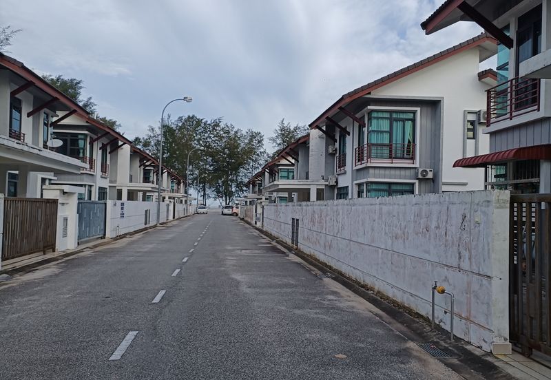 Semi Detached Berhampiran Laut