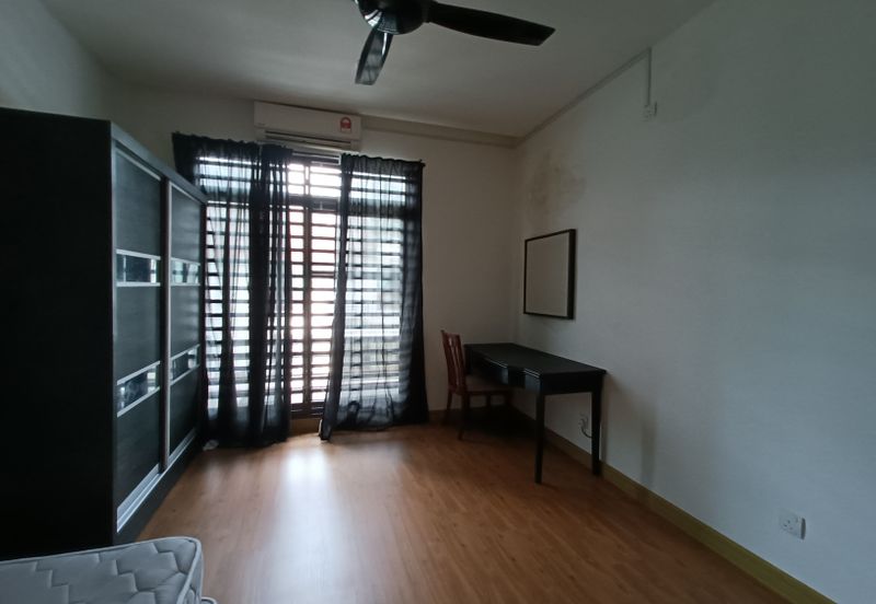 Semi Detached Berhampiran Laut