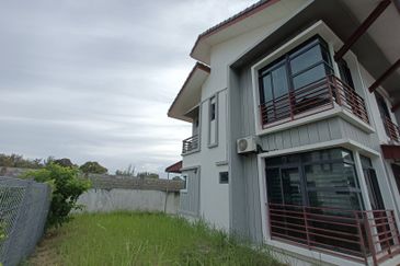 Semi Detached Berhampiran Laut