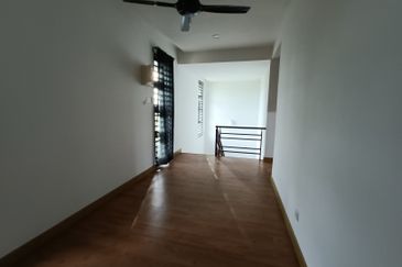 Semi Detached Berhampiran Laut