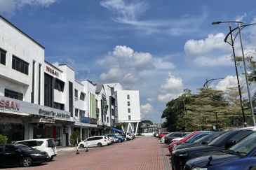 Pusat Perdagangan Danga Utama