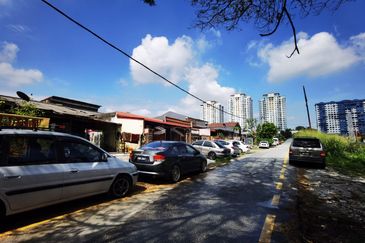 RENOVATED FULLY EXTENDED Rumah Teres Setingkat 20x80sft Petaling Jaya