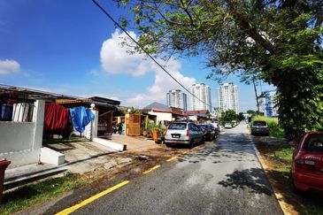 RENOVATED FULLY EXTENDED Rumah Teres Setingkat 20x80sft Petaling Jaya