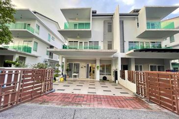 FULLY FURNISHED  RENOVATED 3 Storey Semi D Villa (Cluster) 1080 Residence Puncak Saujana Prima Saujana Kajang