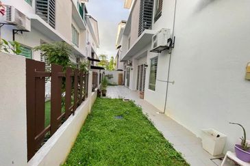 FULLY FURNISHED  RENOVATED 3 Storey Semi D Villa (Cluster) 1080 Residence Puncak Saujana Prima Saujana Kajang