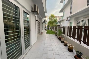 FULLY FURNISHED  RENOVATED 3 Storey Semi D Villa (Cluster) 1080 Residence Puncak Saujana Prima Saujana Kajang