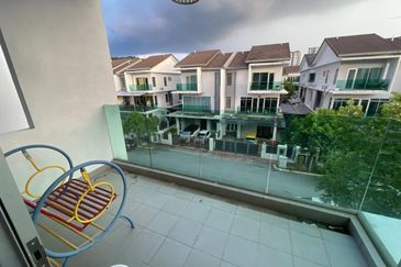 FULLY FURNISHED  RENOVATED 3 Storey Semi D Villa (Cluster) 1080 Residence Puncak Saujana Prima Saujana Kajang
