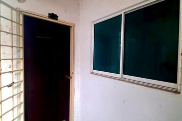 Dahlia Apartment, Putra Perdana