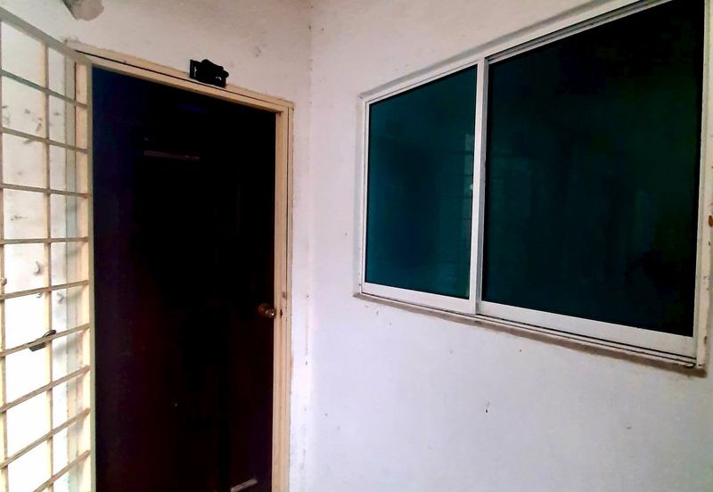 Dahlia Apartment, Putra Perdana