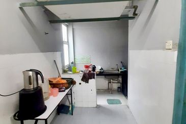 Dahlia Apartment, Putra Perdana