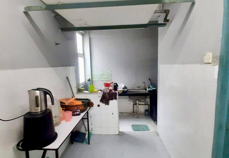 Dahlia Apartment, Putra Perdana