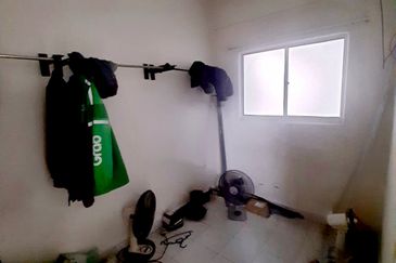 Dahlia Apartment, Putra Perdana