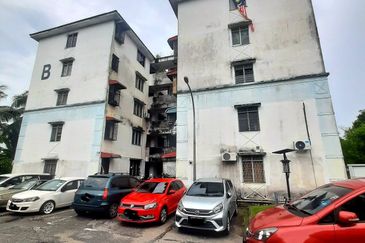 Dahlia Apartment, Putra Perdana