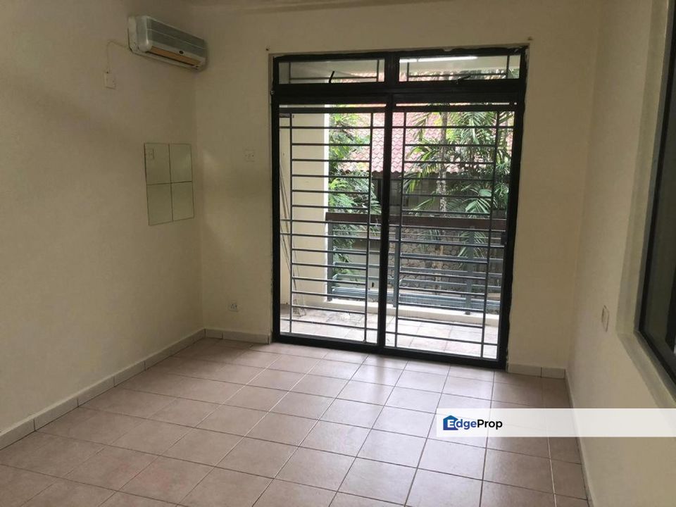SPACIOUS 4+1 bedrooms lower unit townhouse Cyberia Townhouse Cyberjaya For Sale, Selangor, Cyberjaya