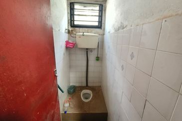 Taman Sri Yacoob 1.5 Storey Factory For Sale/Rent