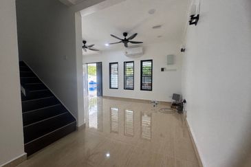 Jalan Suasana, Bandar Tun Hussein Onn