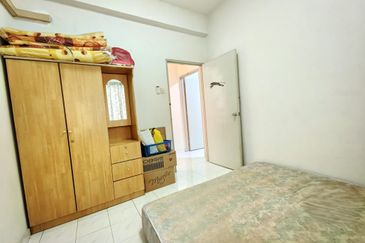 Straits Court Condominium Pasir Emas