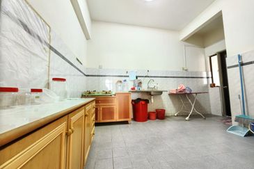 Straits Court Condominium Pasir Emas