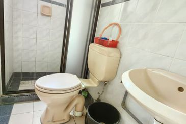 Straits Court Condominium Pasir Emas