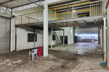 1 1/2 storey Semi-D Factory Taman Perindustrian Merdeka, Batu Berendam