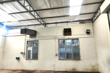 1 1/2 storey Semi-D Factory Taman Perindustrian Merdeka, Batu Berendam