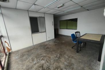 1 1/2 storey Semi-D Factory Taman Perindustrian Merdeka, Batu Berendam