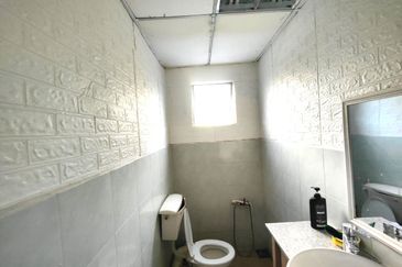 1 1/2 storey Semi-D Factory Taman Perindustrian Merdeka, Batu Berendam