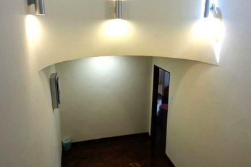 Fully furnished 2 1/2 storey bungalow house Kg 8, City 