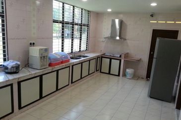 Fully furnished 2 1/2 storey bungalow house Kg 8, City 