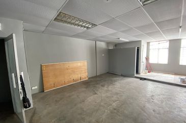 Road Frontage 1st Floor Office Taman Limbongan Indah, Jalan Kristal 1