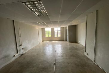 Road Frontage 1st Floor Office Taman Limbongan Indah, Jalan Kristal 1