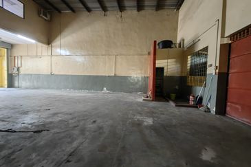 1 1/2 storey semi d factory Taman Perindustrian Merdeka, Batu Berendam