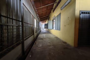 1 1/2 storey semi d factory Taman Perindustrian Merdeka, Batu Berendam