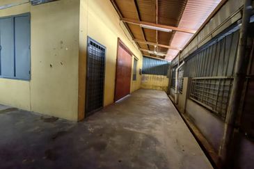 1 1/2 storey semi d factory Taman Perindustrian Merdeka, Batu Berendam