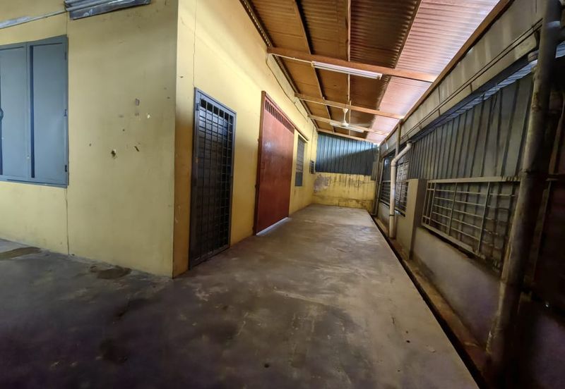 1 1/2 storey semi d factory Taman Perindustrian Merdeka, Batu Berendam