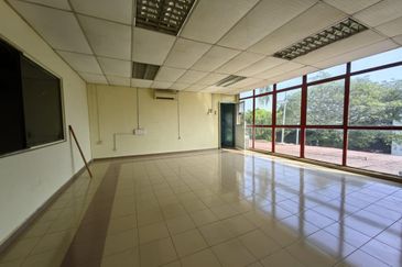 1 1/2 storey semi d factory Taman Perindustrian Merdeka, Batu Berendam